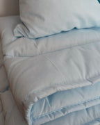 Zestaw Blankies: Kołdra (140x200) + Poduszka (50x60) – Mniej warstw, więcej snu - kolor - błękitny