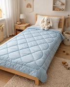 Zestaw Blankies: Kołdra (140x200) + Poduszka (50x60) – Mniej warstw, więcej snu - kolor - błękitny